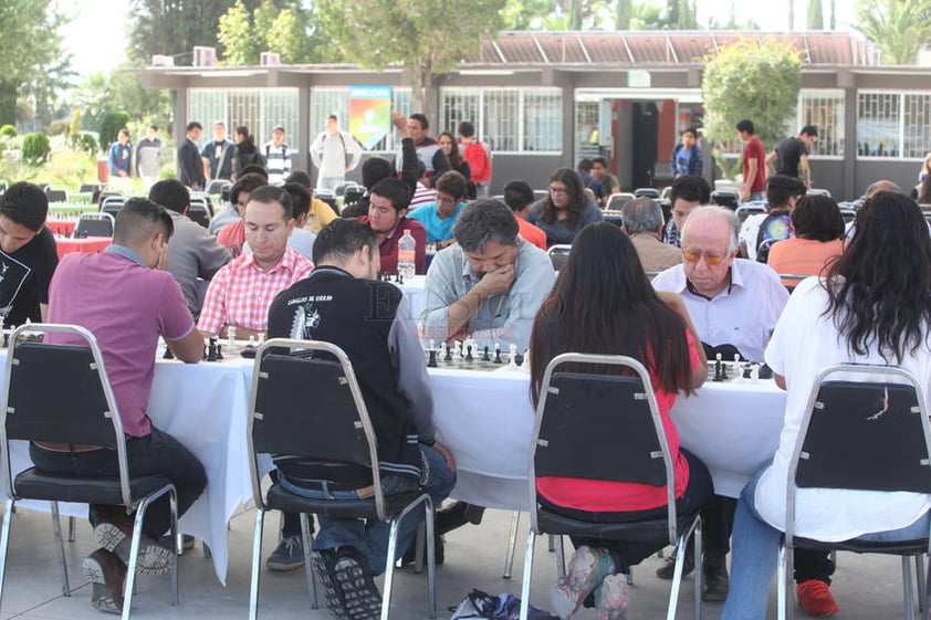 Los tableros de ajedrez vibraron con seis rondas del Torneo de Ajedrez Rápido del CCH-UJED.