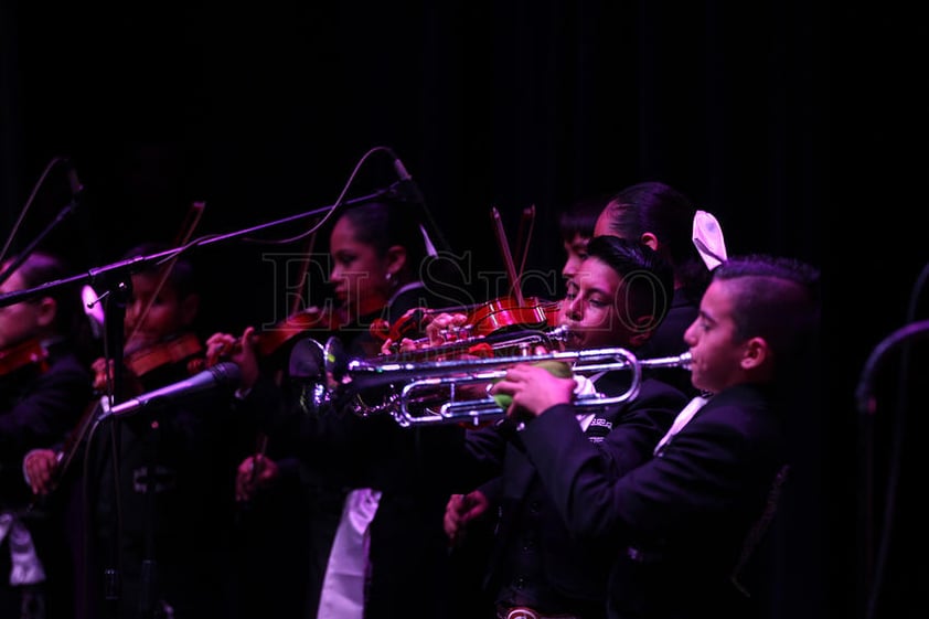 Público de todas las edades participó, disfrutó y coreó durante las clásicas galas que este año se realizaron en el Auditorio Universitario.