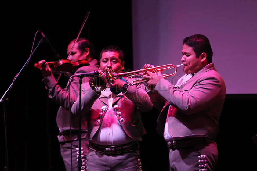 Se unieron Mariachis para darle voz a México a través de música tradicional.