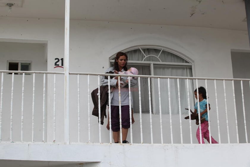 Precisó que en el Albergue Municipal que se ubica por el bulevar Dolores del Río y Gómez Palacio, se recibieron a 67 personas a las que dotó de cobijas y de alimento, de este número de ciudadanos 13 ya retornaron a su hogar.