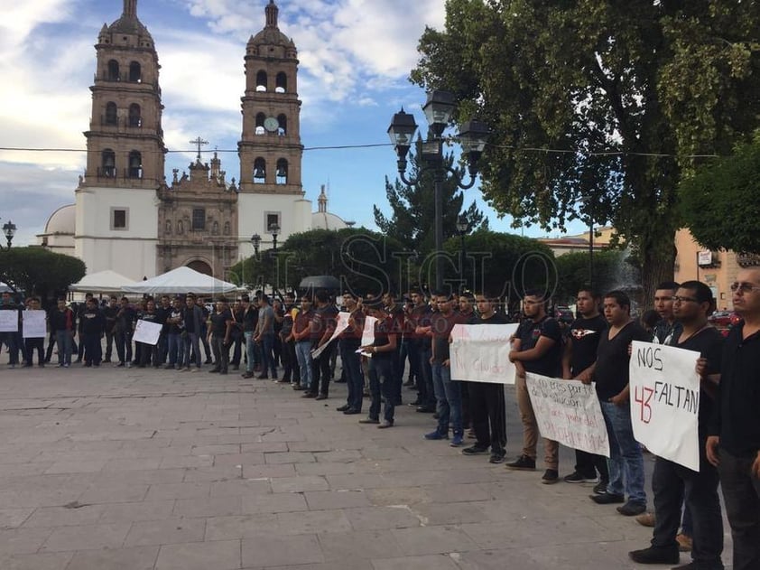 Culminaron su marcha en la Plaza de Armas con consignas como "Somos nietos del 68 hermanos de 43" y "nos faltan 43".