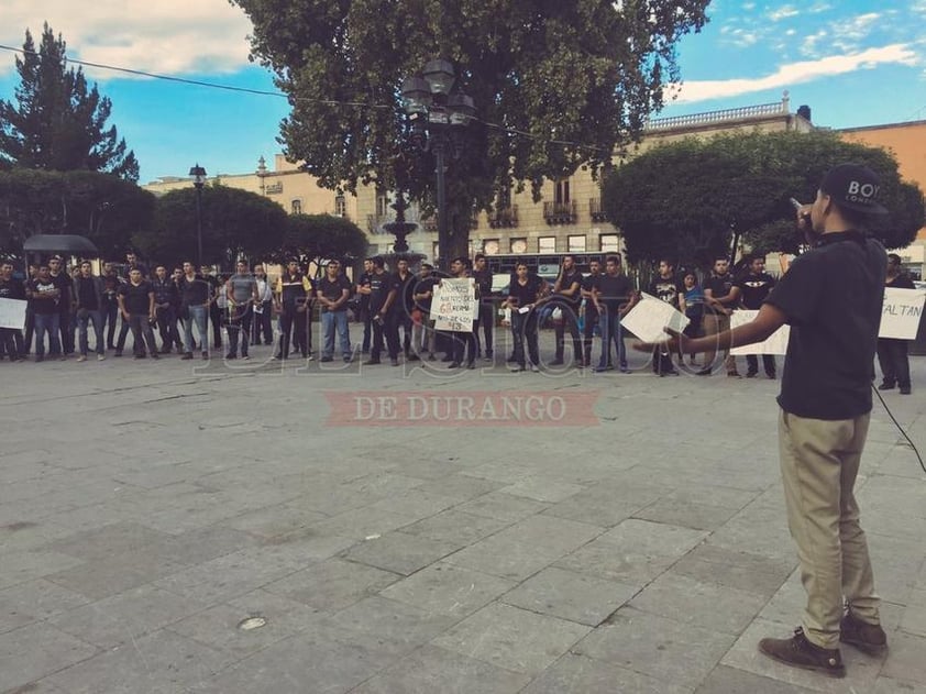 Culminaron su marcha en la Plaza de Armas con consignas como "Somos nietos del 68 hermanos de 43" y "nos faltan 43".