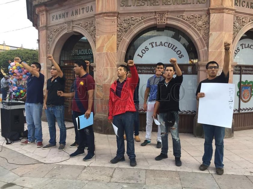 Culminaron su marcha en la Plaza de Armas con consignas como "Somos nietos del 68 hermanos de 43" y "nos faltan 43".