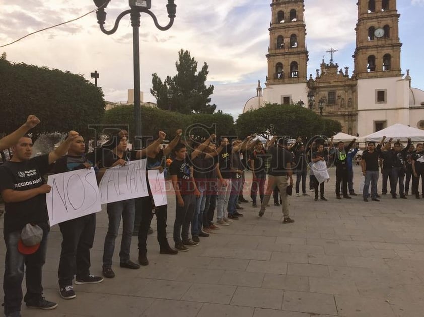 Culminaron su marcha en la Plaza de Armas con consignas como "Somos nietos del 68 hermanos de 43" y "nos faltan 43".