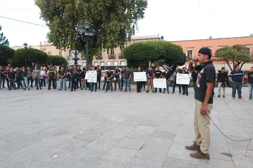 Culminaron su marcha en la Plaza de Armas con consignas como "Somos nietos del 68 hermanos de 43" y "nos faltan 43".