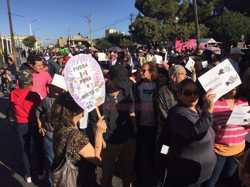 Durante el trayecto se gritaron consignas y se invitó a más gente a sumarse a la movilización.