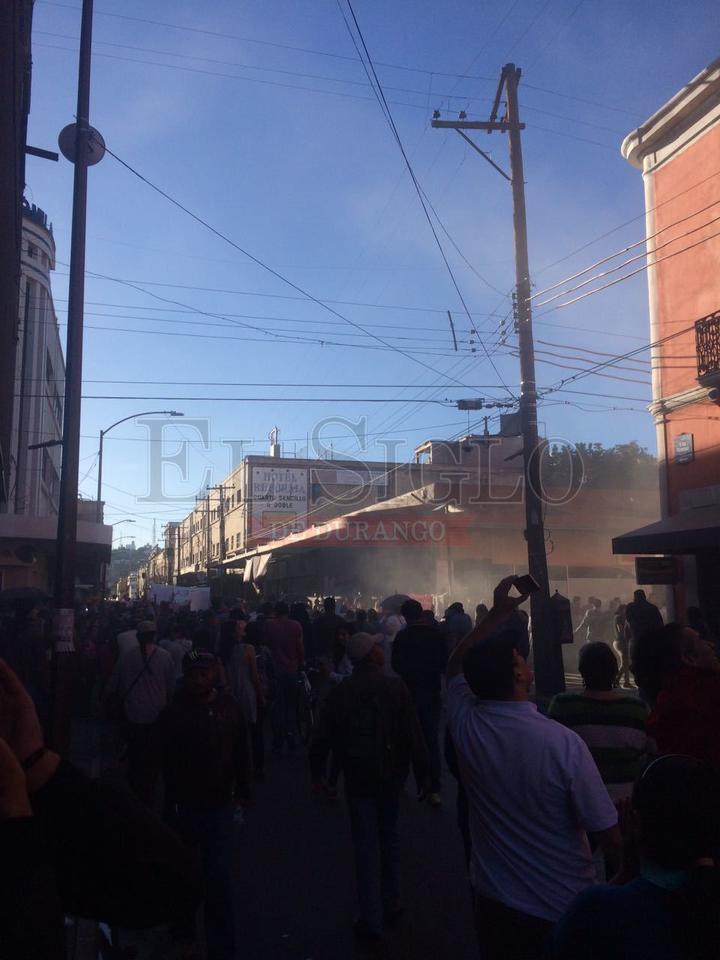 Uno de los incidentes ocurrió en la esquina de 5 de Febrero y Pasteur, pues desde la azotea de un comercio del mercado Gómez Palacio se disparó al menos en tres ocasiones el polgo de un extinguidor; la arenga de los manifestantes a no caer en provocaciones evitó el conato.