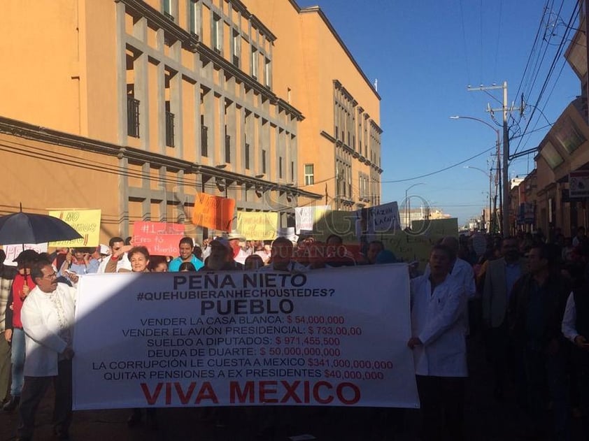 Para las 17:00 horas partieron hacia la Plaza de Armas bajo la consigna de que era una marcha pacífica y evitar cualquier tipo de provocación.