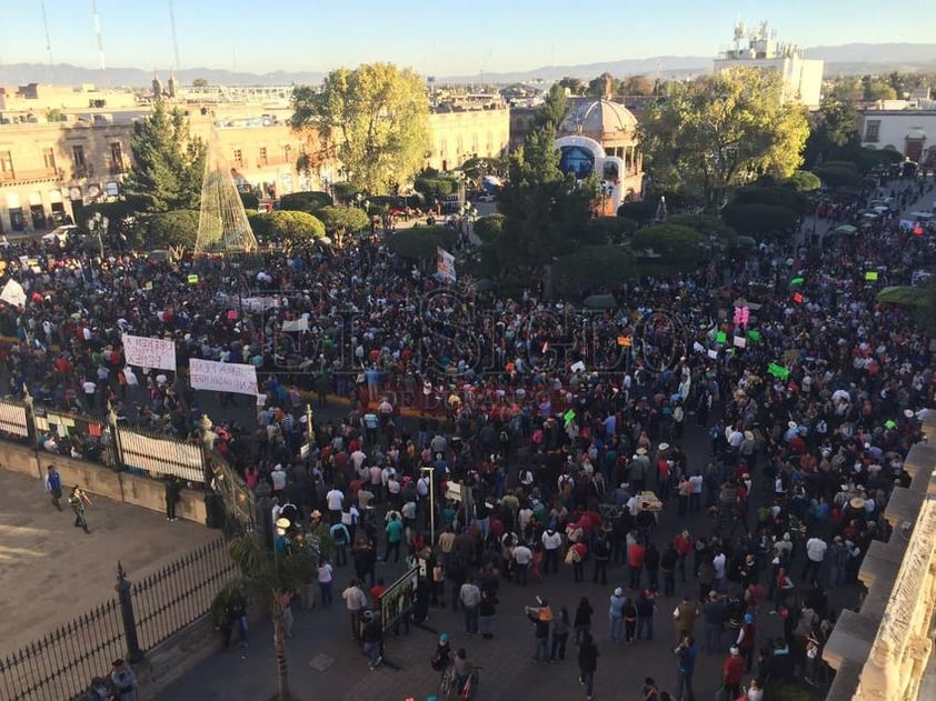 Grupos de académicos, médicos, maestros y sobre todo de la sociedad civil, nutrieron la marcha que culminó con cerca de seis mil personas.