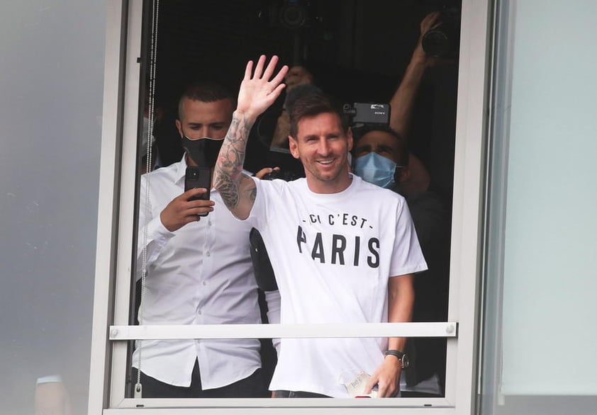 El delantero argentino Leo Messi aterrizó este martes en París para firmar su contrato con el París Saint-Germain (PSG).