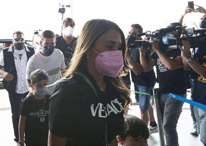 Messi, seis veces ganador del Balón de Oro, aterrizó acompañado de su esposa Antonella Roccuzzo.