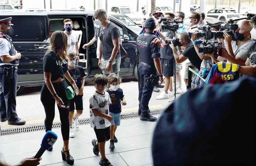 Luego de que se diera a conocer la salida de Lionel Messi del FC Barcelona tras 21 años, la afición azulgrana ha tomado las redes sociales para reaccionar sobre su llegada al PSG.