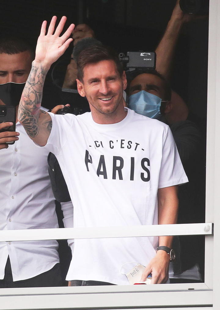 Messi arriba a París; será nuevo jugador del PSG