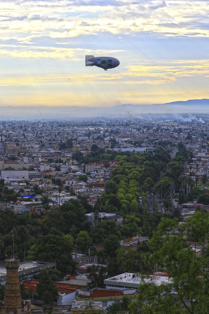 Dicha atracción ofrece un espectáculo al sobrevolar el cielo de la entidad, con duración aproximada de 20 minutos.