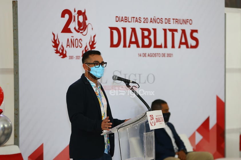 Yaír Juárez, director técnico de la selección de Pumas de la UNAM, ofreció una conferencia sobre su experiencia al frente de las universitarias.