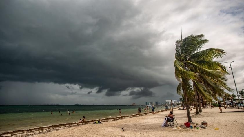 Según el SMN, a las 10:00 hora local (17:00) el fenómeno, que se degradó a tormenta tropical, se encontraba en tierra sobre el estado de Yucatán, vecino de Quintana Roo, 135 kilómetros al oeste de Tulum, y 180 kilómetros al este de Campeche, capital del estado homónimo.