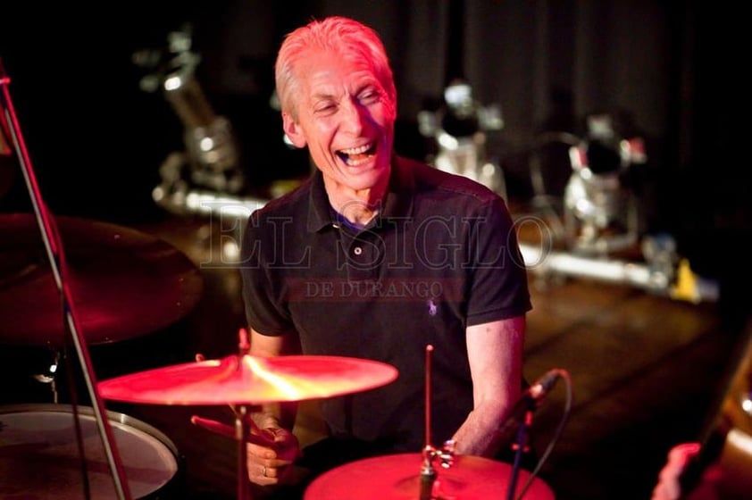 “Es con inmensa tristeza que anunciamos la muerte de nuestro amado Charlie Watts. Falleció pacíficamente en un hospital de Londres hoy rodeado de su familia”, dijo en un comunicado Bernand Doherty, publicista londinense del difunto músico.