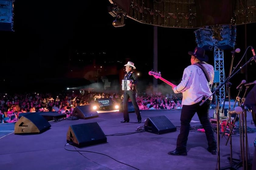 El Fantasma vivió en ambos eventos un momento especial durante su show, después de brindar un homenaje a su gran ídolo José Alfredo Jiménez junto al mariachi.