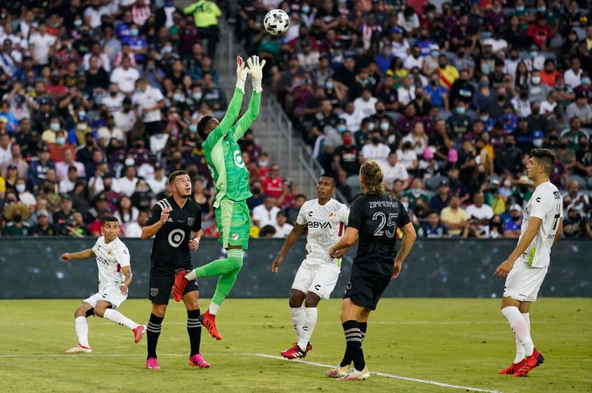 El cuadro de la MX estuvo a punto de irse al frente a los 65, cuando Alexis Vega recuperó una pelota en terreno del rival y entró en el área, pero su intento se fue desviado por el costado derecho.