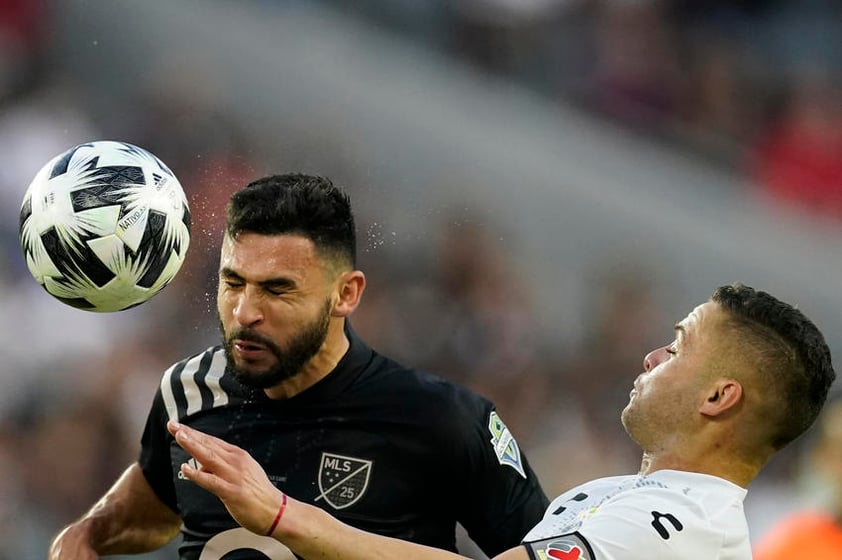 En la tanda, el argentino Rubens Sambueza y Luis Romo convirtieron por el cuadro del sur de la frontera, mientras que Damir Kreilach y Daniel Salloi hicieron lo propio por el conjunto de la MLS antes de que Pepi concretara con un tiro rasante junto al poste derecho del portero argentino Nahuel Guzmán.