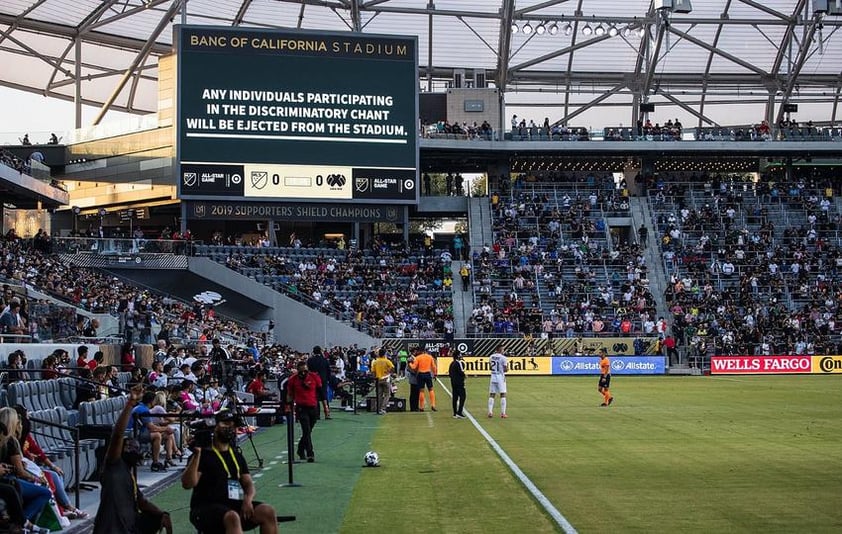 El encuentro se detuvo cuando algunos aficionados profirieron el grito considerado ofensivo contra los homosexuales que le ha costado diversas sanciones a la Federación Mexicana de Futbol.