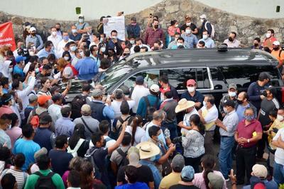 Uno de los integrantes de la CNTE, por medio de un altavoz, pidió al presidente López Obrador ponerse a trabajar de manera conjunta para resolver los problemas de fondo del magisterio en la entidad, "no solo dar discursos y discursos".