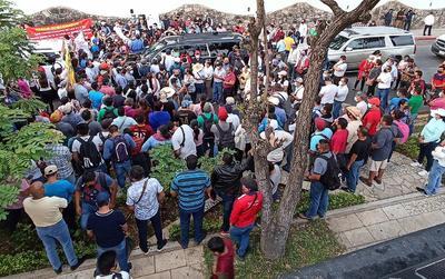 Mientras López Obrador esperaba en su camioneta, protegido solo por elementos de su Ayudantía, bajó la ventanilla y afirmó que él no aceptaba chantajes. "Hablamos", expresó si lo dejaban pasar.