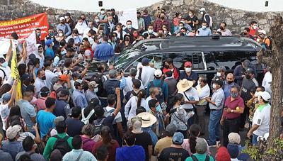 Ante el bloqueo, el presidente López Obrador grabó un video desde su vehículo, en medio de la protesta de los maestros, y refirió que no caería en chantajes.