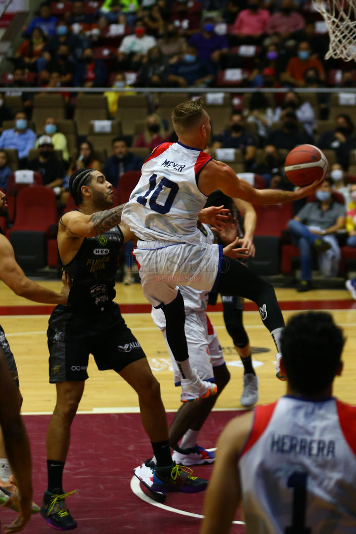 Empataron faltando 23 segundos para finalizar el duelo ante la Fuerza Regia, anoche en el primer duelo de la Temporada 2021 de la Liga Nacional de baloncesto Profesional (LNBP), y con ese tiempo restante los regios tuvieron para ganar.