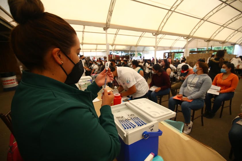 Inicia vacunación anti COVID en jóvenes18-29 años