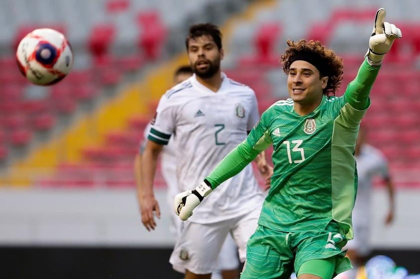 México comenzó cambiando su proceso de producir jugadas. En vez de ser ancho en el campo, prefirió ser largo, jugar a las espaldas de la defensa tica aprovechando la velocidad de Alexis Vega y Jesús Corona, y entrando en lucha en el medio campo bajo el comando de Edson Álvarez, bien soportado por Andrés Guardado, quien tomó su "cuarto" aire como capitán del Tricolor.