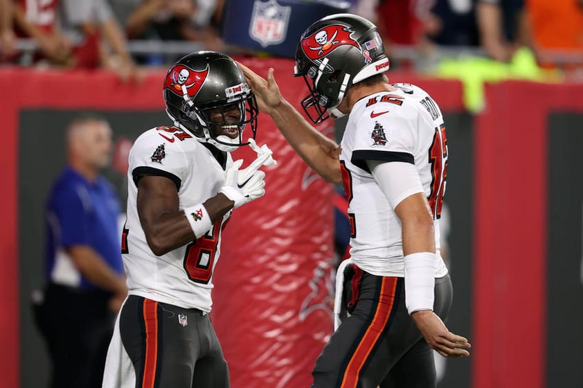 Bucs debutan superando a Cowboys