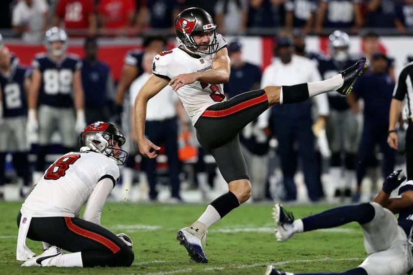 Bucs debutan superando a Cowboys