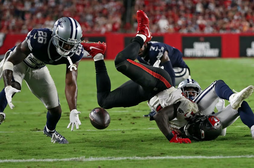 Bucs debutan superando a Cowboys