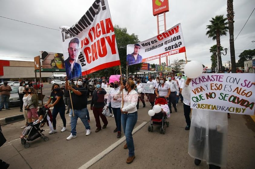 Pese a la lluvia, duranguense salen a exigir #JusticiaParaChuy