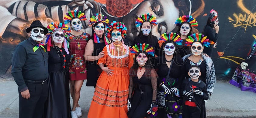 Disfrutan desfile de Día de Muertos