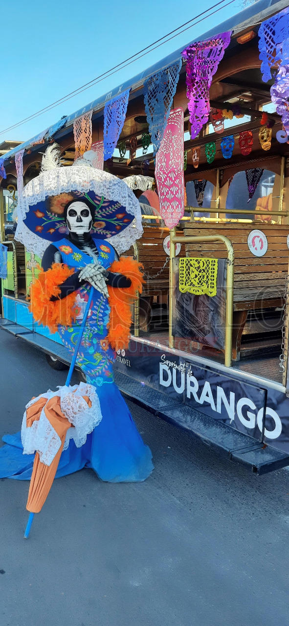 Disfrutan desfile de Día de Muertos