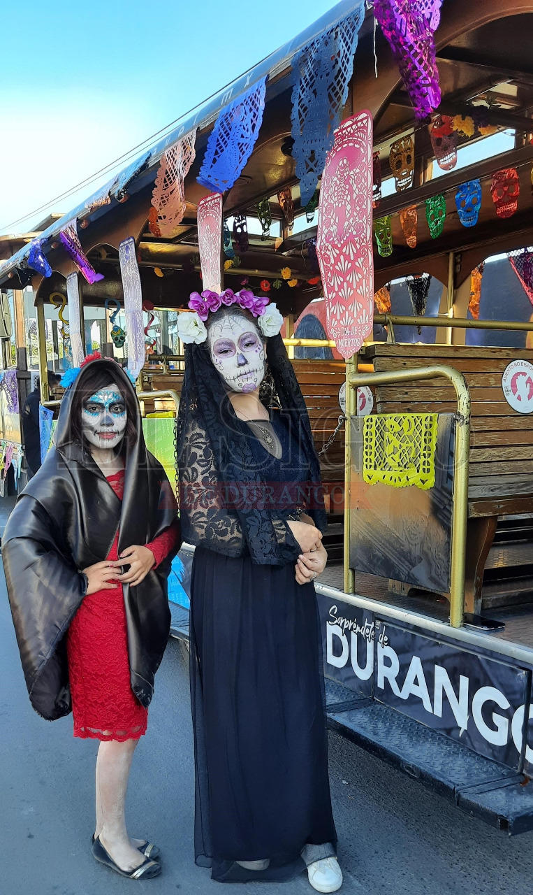 Disfrutan desfile de Día de Muertos