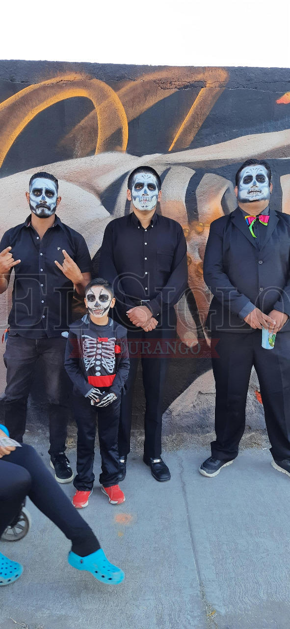 Disfrutan desfile de Día de Muertos