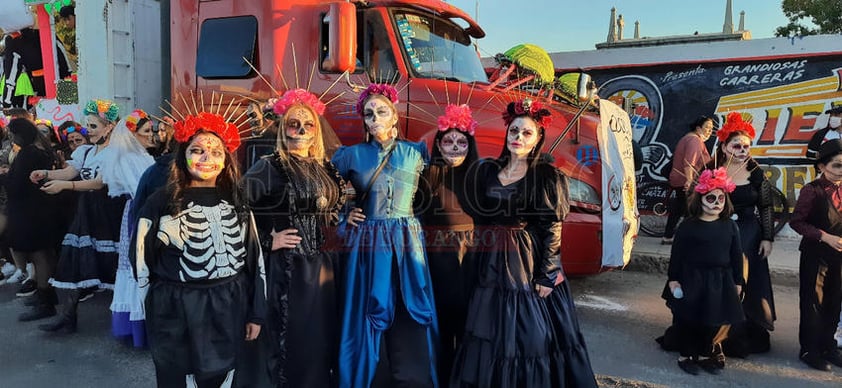 Disfrutan desfile de Día de Muertos