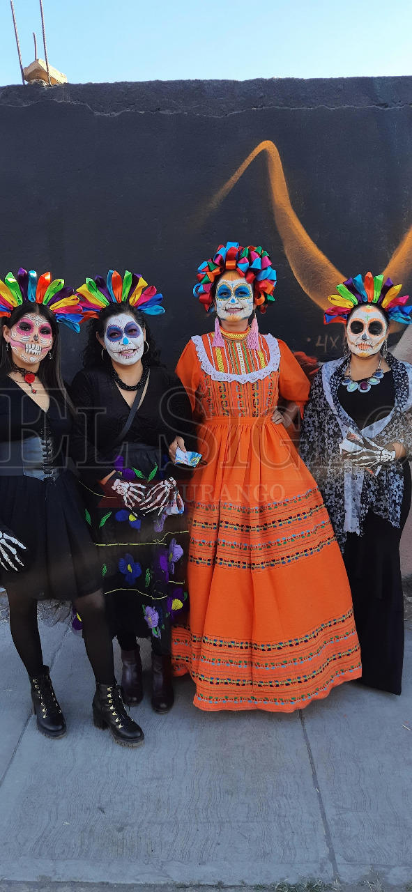 Disfrutan desfile de Día de Muertos