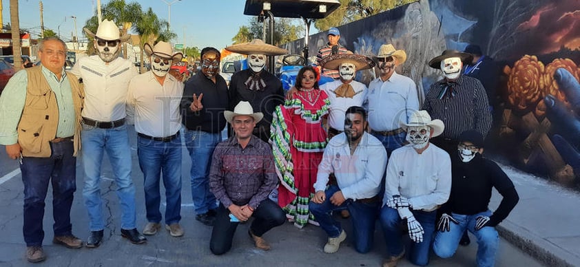 Disfrutan desfile de Día de Muertos