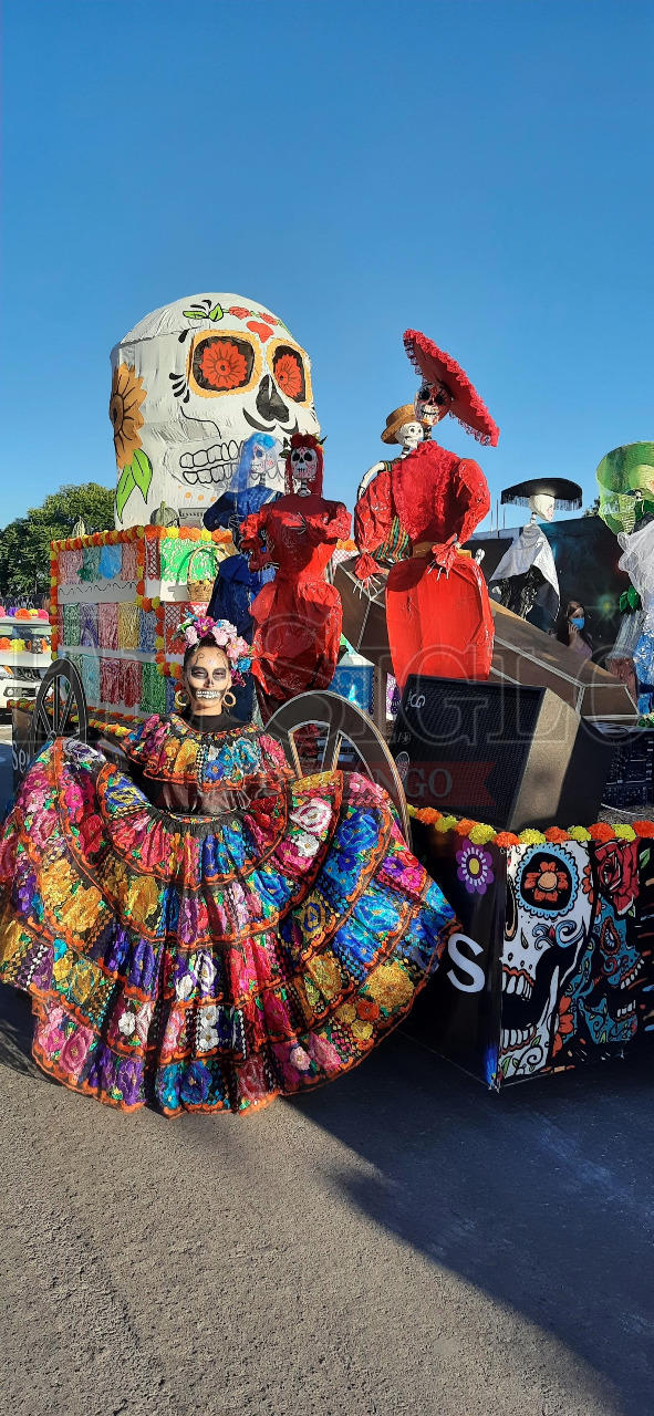 Disfrutan desfile de Día de Muertos