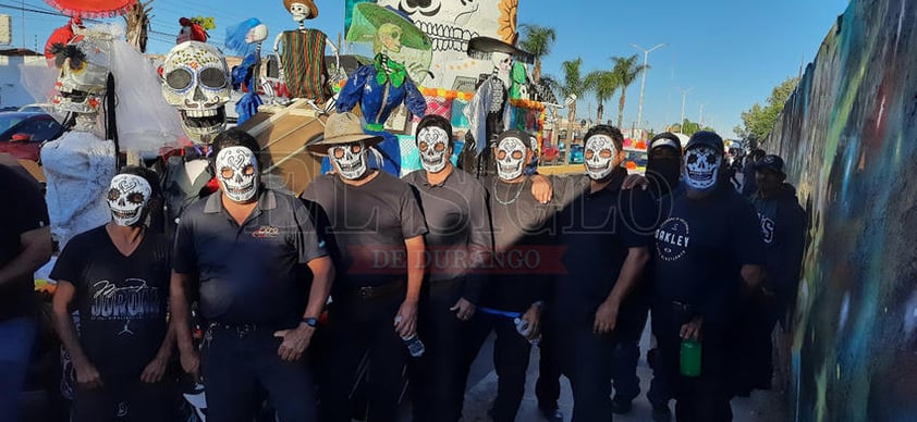 Disfrutan desfile de Día de Muertos