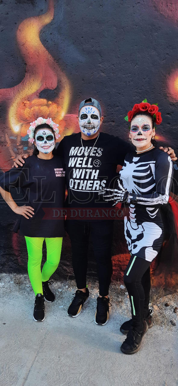 Disfrutan desfile de Día de Muertos