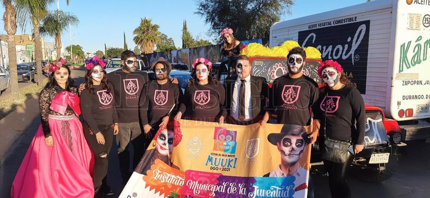 Disfrutan desfile de Día de Muertos