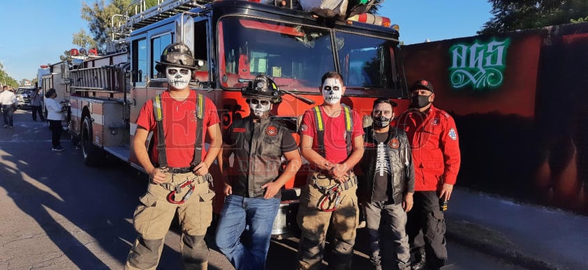 Disfrutan desfile de Día de Muertos