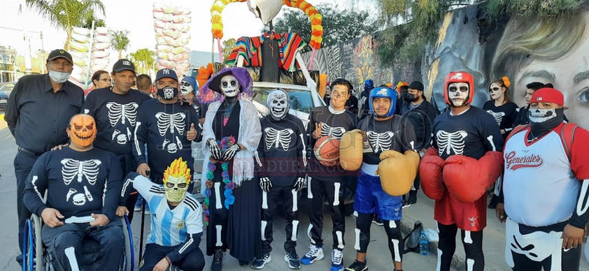 Disfrutan desfile de Día de Muertos