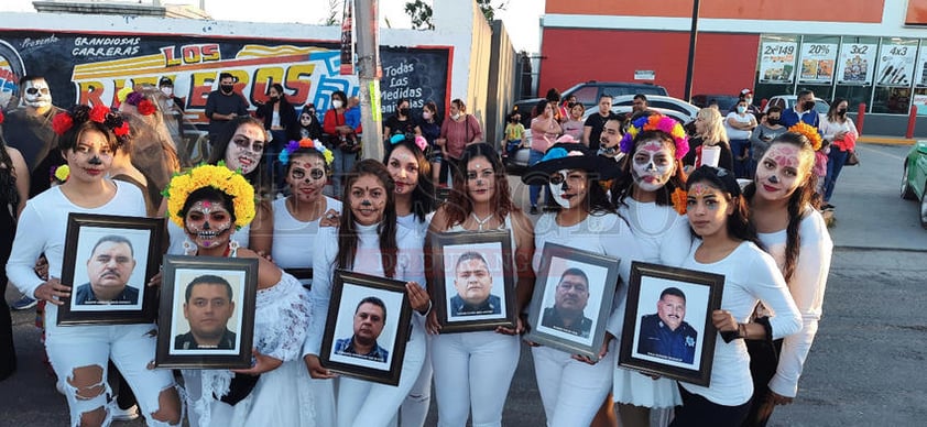 Disfrutan desfile de Día de Muertos