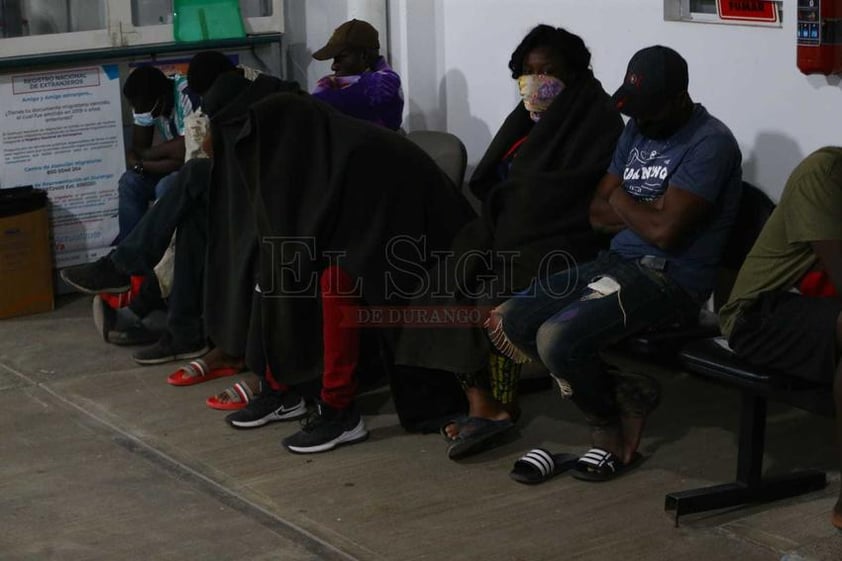 Migrantes haitianos en el Instituto Nacional de Migración Delegación Durango